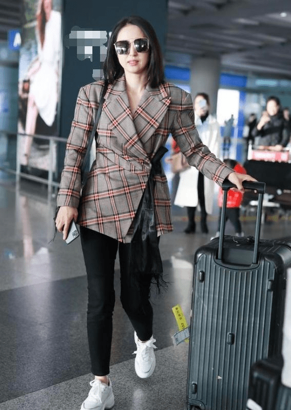 宋佳|女明星用围巾解锁新时尚,董璇当成腰带系,宋佳直接缝在风衣上