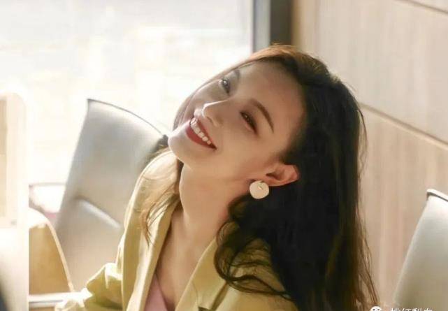 好身材|刚谈恋爱就敢收十几万的项链，亦舒女郎都拜金？