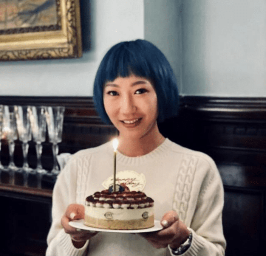 发型|刘嘉玲弟媳真是时髦，发色都快集齐“一道彩虹”，和老公像两代人
