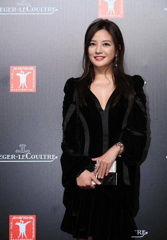 颜色|赵薇气质出挑，穿“睡裙”也能轻松遮肉，撑得住大众的眼光