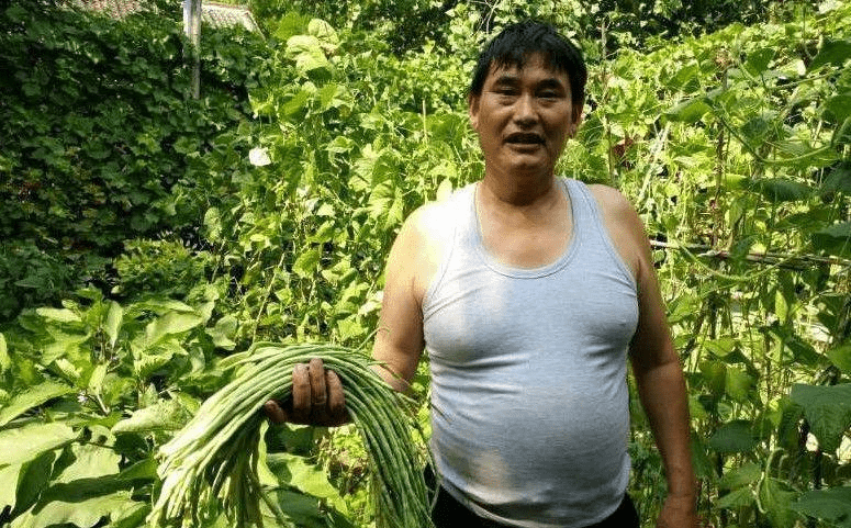 商务|大衣哥开始放飞自我,穿夏衣教儿媳“打靶”,圆滚滚啤酒肚太抢镜