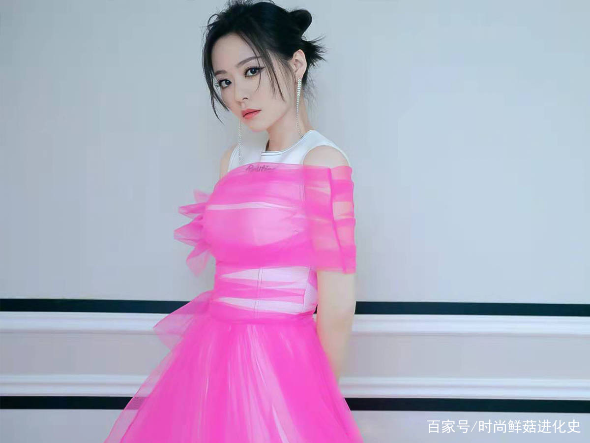 整体|35岁张靓颖真敢穿，被芭比粉裙“五花大绑”！搭白色背心成亮点