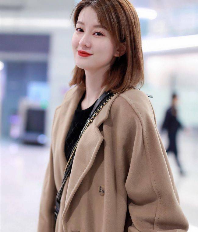 黑色|小姐姐棕色大衣配短发造型,看上去优雅大方