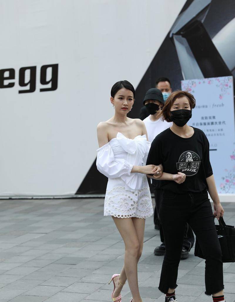 孙怡|孙怡当妈还这么瘦，白色“初恋装”温柔清新，“小鸟腿”可真白皙