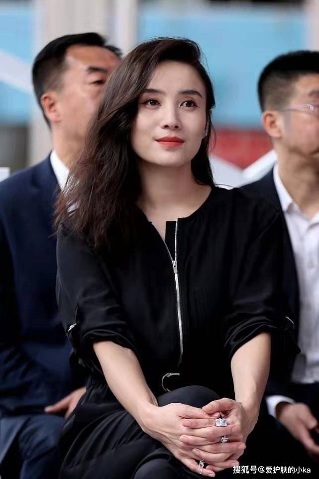 设计|宋佳的“椰奶肌”细腻显嫩,穿一身黑做陪衬,白到叫人心动又羡慕