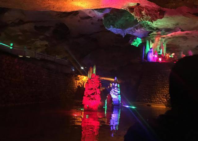 杭州有一个千年溶洞，洞内景色超美，游客需要乘船进入