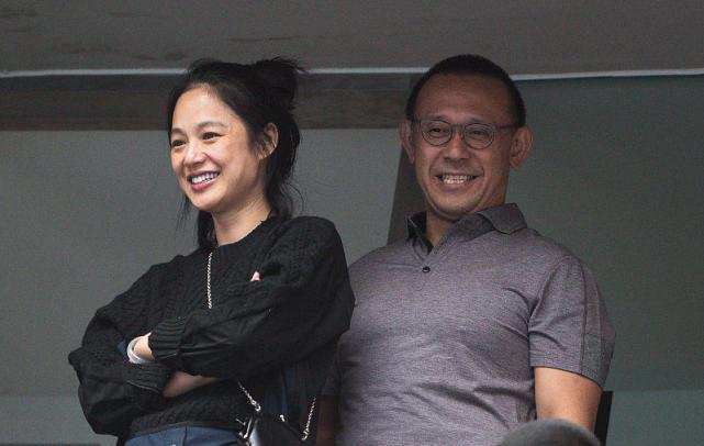 设计|周韵素颜出门被怼脸拍，跟精修图比差距大，穿一身黑气质依旧高级