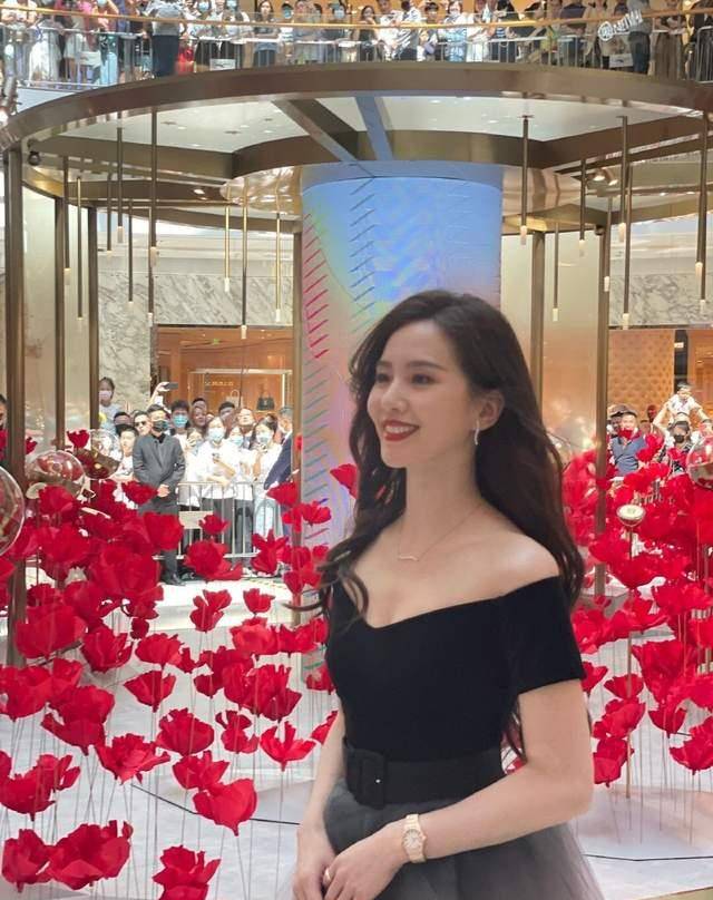 长发|刘诗诗简直是白衬衫女神，简单搭配就很美，网友：美貌颜值大暴击