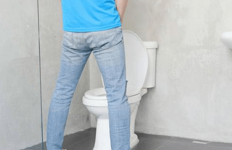 毒素|排尿时发现这4个“蹊跷”,可能是肝脏发出的求救信号,别忽视