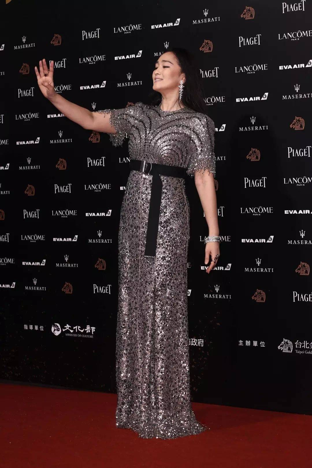 黑色|巩俐才是气质美女里yyds！黑色上衣搭配白色半身裙腿太长，超抢镜