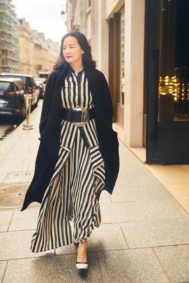 元素|咏梅素颜走机场，大衣配花丝巾优雅大气，这才是阿姨辈该有的样子