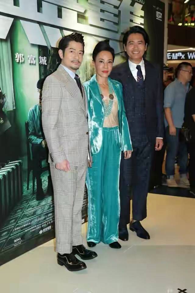 大金|周润发夫妇罕见同框，发嫂穿白西装配大金链子，梳背头真有阔太范