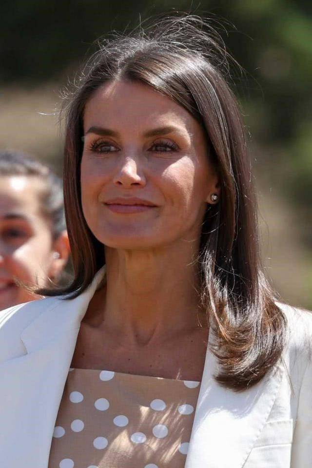 花色|西班牙王后久违亮相，穿西装配阔腿裤一脸憔悴，眼角皱纹多了不少