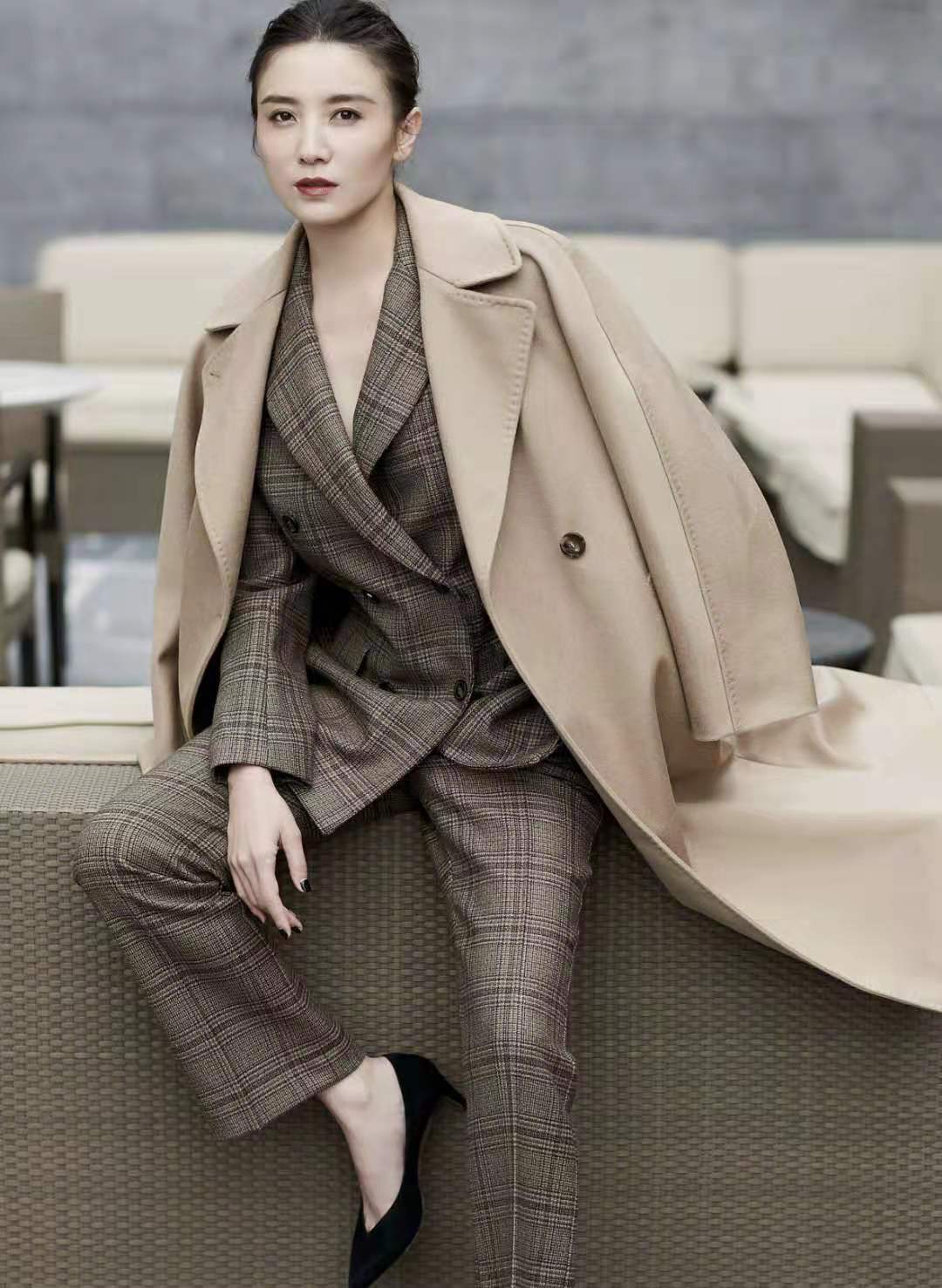 杨千嬅|西装是奔四奔五女人的“时尚战袍”，杨千嬅御姐范，宋佳美到犯规