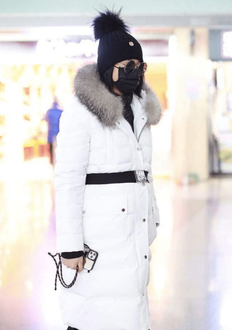 胡杏儿|胡杏儿太拼了！挺三胎孕肚还把腰带勒这么紧，穿红色皮裙身材抢镜