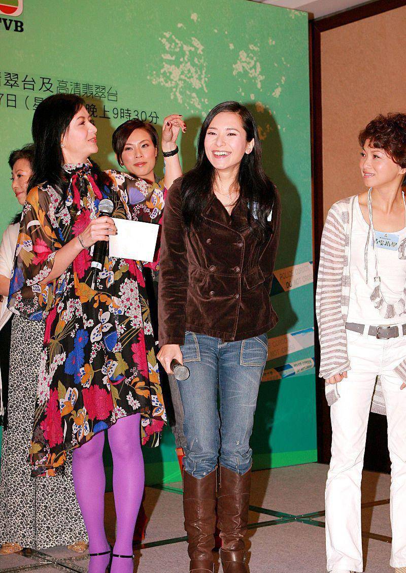 曾华倩|梁朝伟初恋气质真挺好，穿花里胡哨的裙子也很优雅，丝袜却减分了