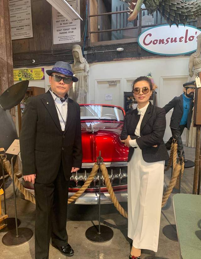 周立波|周立波老婆眼光独到，暗纹外套突出时尚身材，戴英伦礼帽像个贵妇