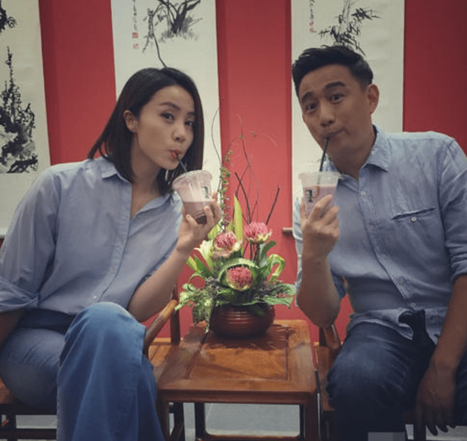 黄磊|黄磊带老婆走机场，穿搭减龄身材却是油腻大叔，孙莉还像小姑娘
