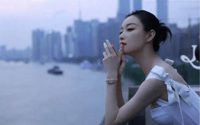 乐枫|邓伦新剧开拍，搭档倪妮上演“跨时空”相恋，男女配角未来可期！