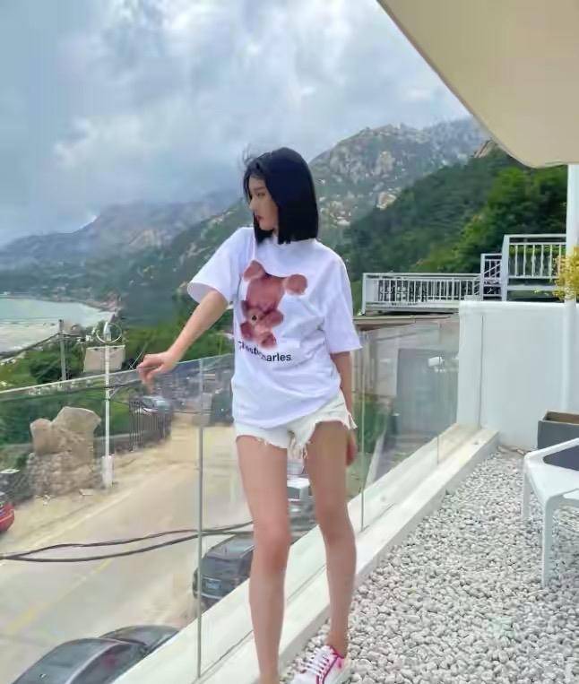 bobo|宋祖儿晒海边度假照，萌妹御姐完美驾驭，穿吊带裙秀精致锁骨