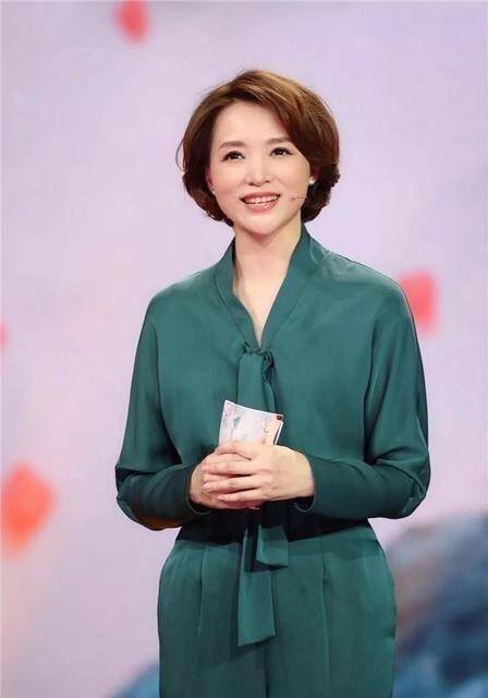 中分|50岁女人别被这4款“大妈发型”迷惑，自以为时髦，其实很土气
