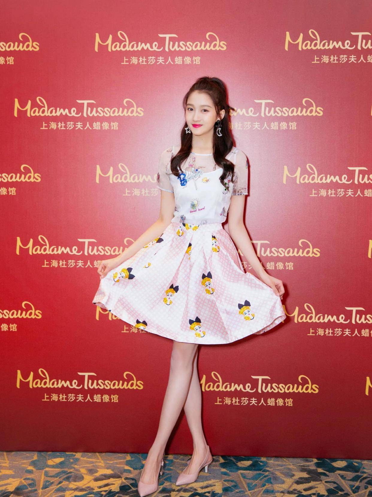 套装|恋爱中的关晓彤穿衣风格也好甜蜜，穿玫瑰西装套装，很有职场范