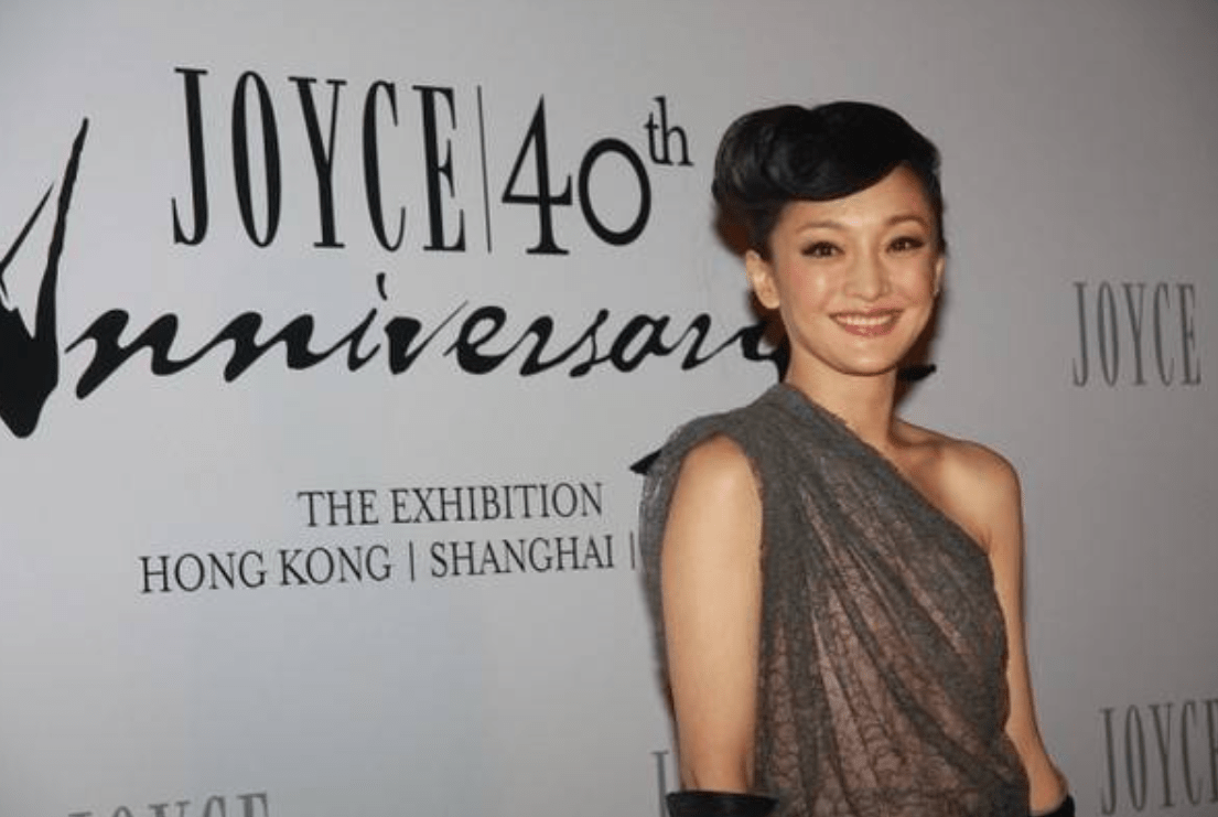 刘海|周迅这造型让人不敢认，狗啃刘海配大浓妆太媚惑，灵气全都不见了