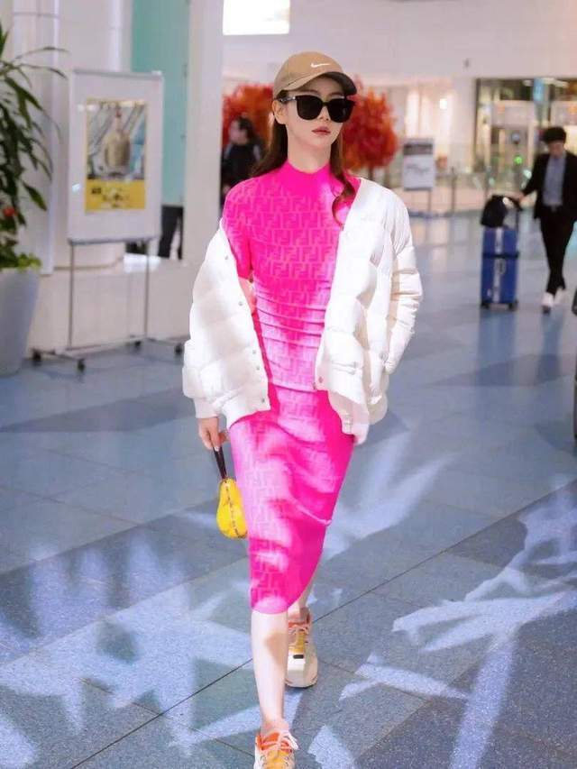 颜色|真正穿衣讲究的女人，都喜欢羽绒服里面搭裙子，时髦有型又不显胖