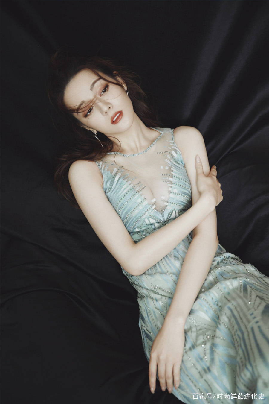 设计|27岁迪丽热巴参加活动,穿薄荷绿长裙,薄纱以为是皮肤!真惊艳