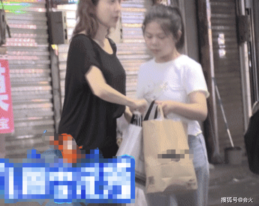 黑色|金巧巧夜市扫货被偷拍，手臂纤细比助理瘦一圈，买国产品牌接地气