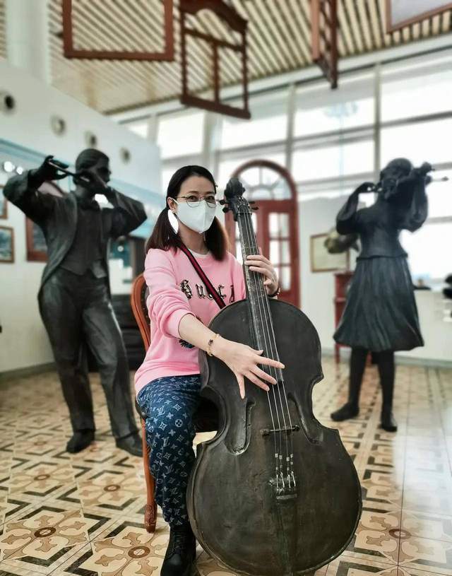 富婆|周海媚不服老,穿粉色卫衣绑俩小辫扮嫩,LV裤子暴露“富婆”身份