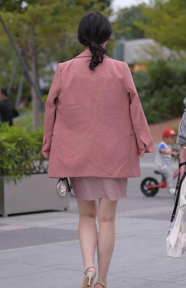 个性|连衣裙体现气质，日常着装的风格显得个性又有型，唯美动人