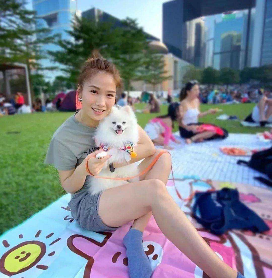 45岁tvb前港姐久违晒素颜照,退圈十多年,终嫁豪门成阔太_袁彩云