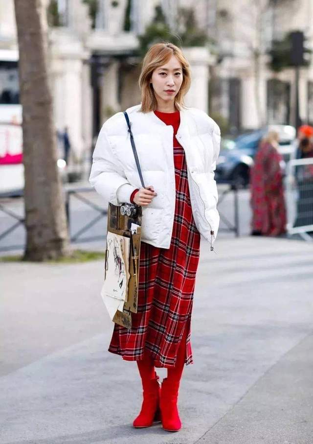 颜色|真正穿衣讲究的女人，都喜欢羽绒服里面搭裙子，时髦有型又不显胖