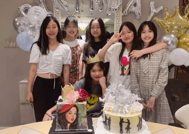 黑色|钟丽缇次女太时尚！13岁就做美甲美貌逆袭，拍大片比小S女儿还酷