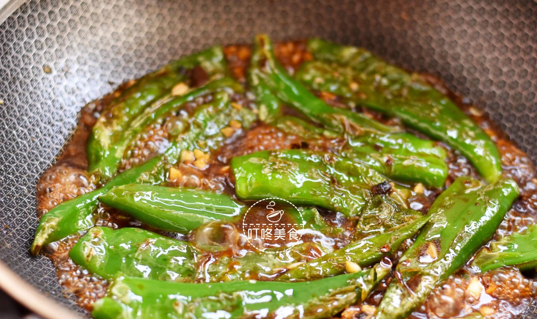 做法|做虎皮青椒,先放油还是后放油?很多人弄错了,难怪青椒不起皮