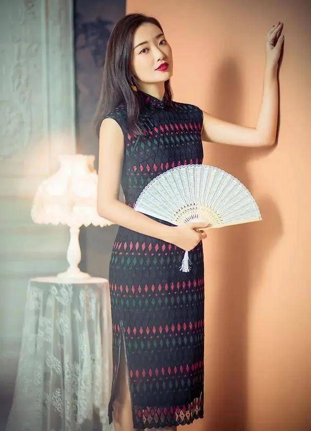 画面感|穿旗袍还摆剪刀手？学会这几个“做作”的拍照姿势，美成画中人