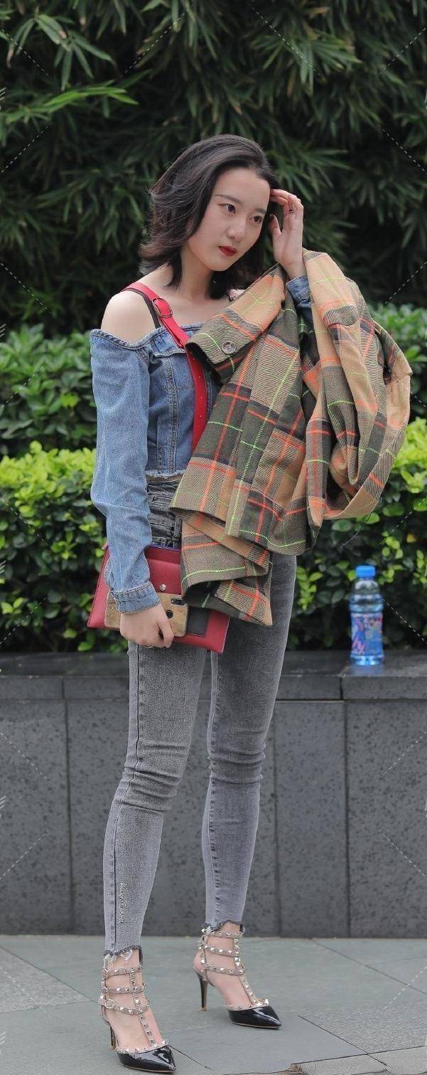 显得|身材修长的打底裤美女，造型个性又有时尚感，更加雅致