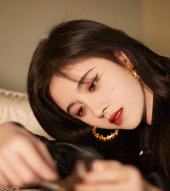 夏天|鞠婧祎身高成迷,夏天穿及膝靴子,网友吐槽像踩高跷