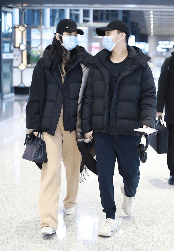 披肩|奚梦瑶携老公走机场，穿羽绒服配披肩变小女人，两人牵手对视好甜