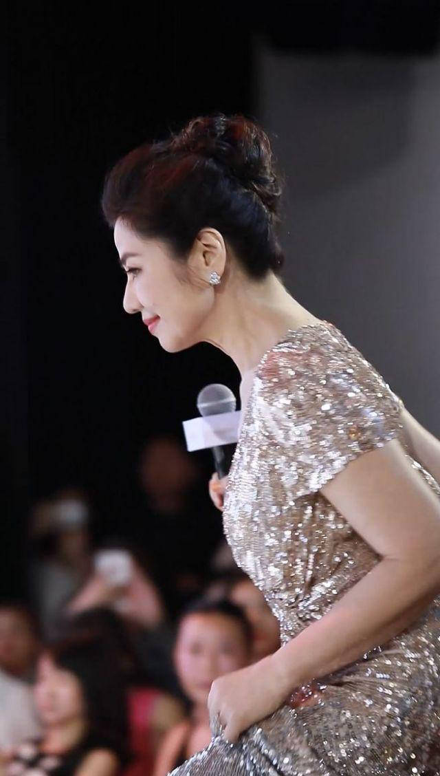 色调|钟楚红老了依然优雅，穿“液体裙”气质如高级贵妇，有皱纹也很美