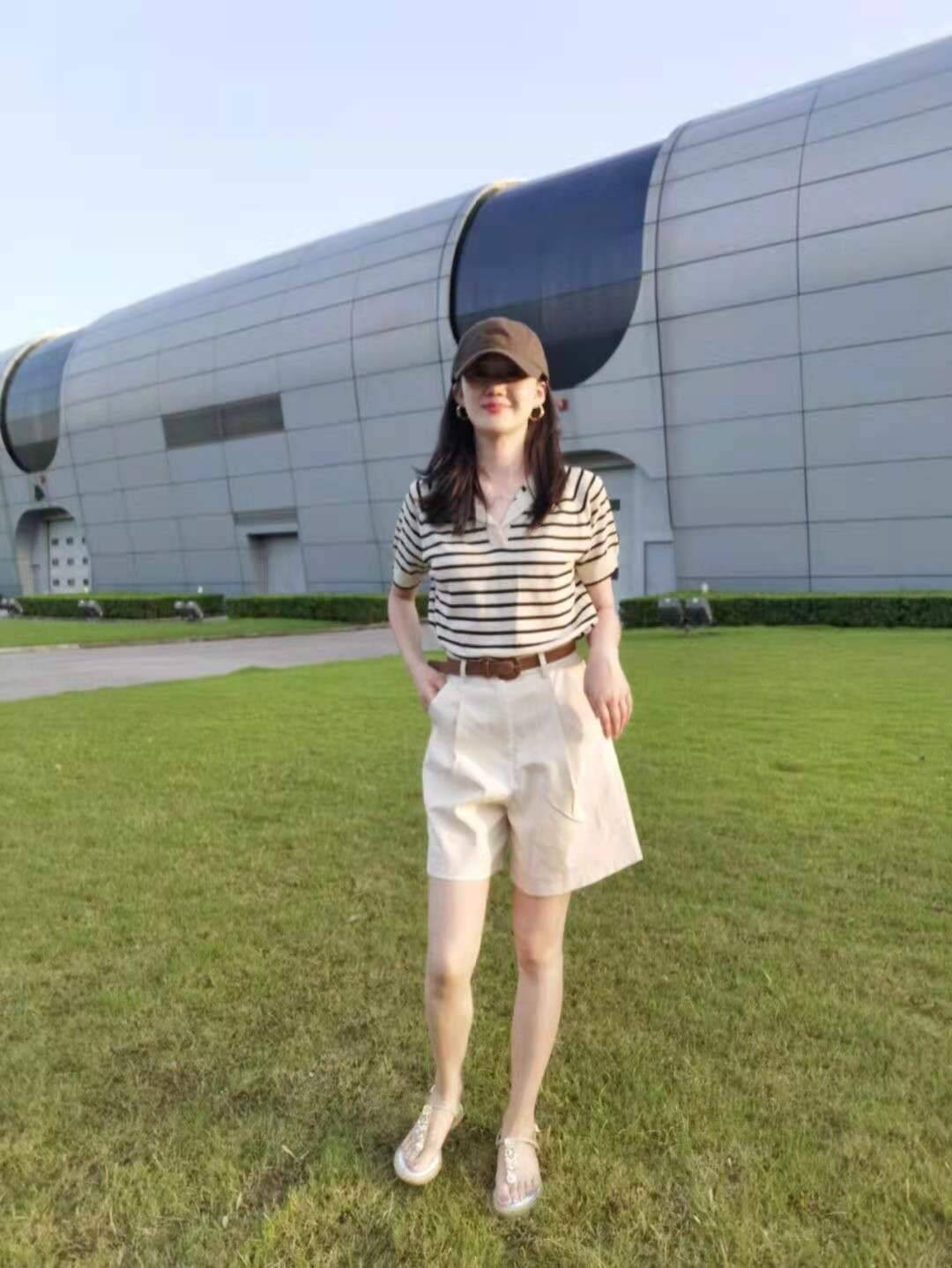 版本|极简风：白色裤子穿出高级感，小姐姐搭配思路很实用，跟着学起来