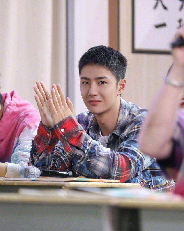 出圈|王一博私服又出圈,粉丝疑问:为什么每次都能把自己穿成五五分??