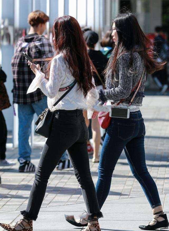 仙女|黑色毛边打底裤搭配驼色银花仙女鞋，简单大方，可以穿出学院风