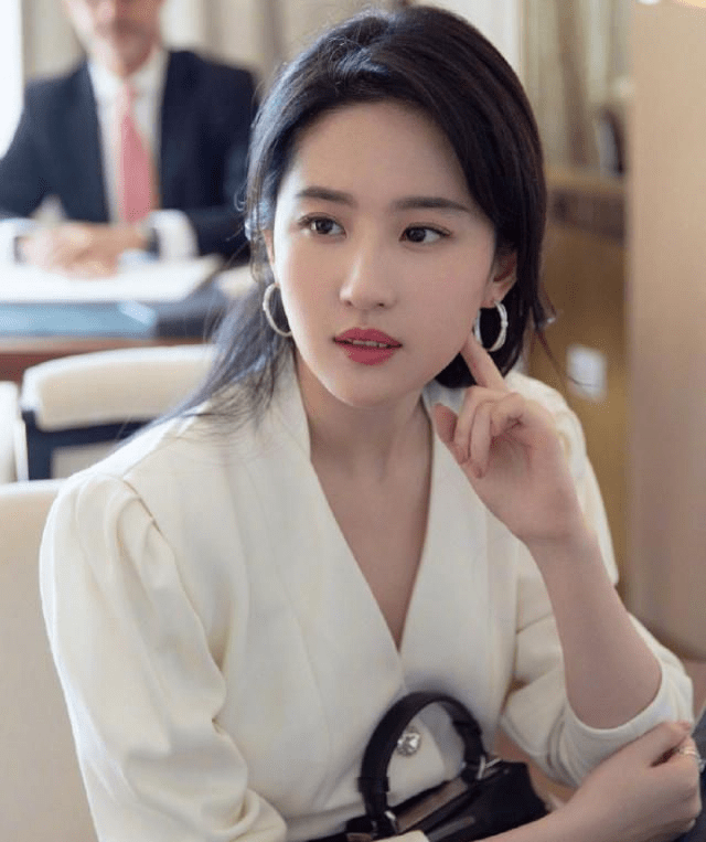 魅力|刘亦菲胖点更耐看,穿露肩纱裙虽然少了点仙气,女人味却越来越浓