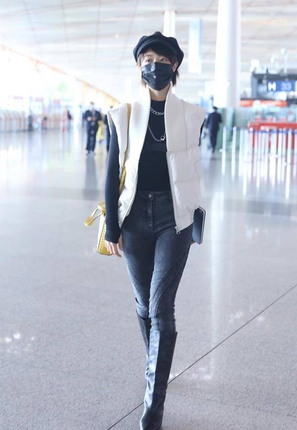 黑色|蓝盈莹私下的穿搭还挺有御姐范的，帅气皮靴真显腿长，气场太强大