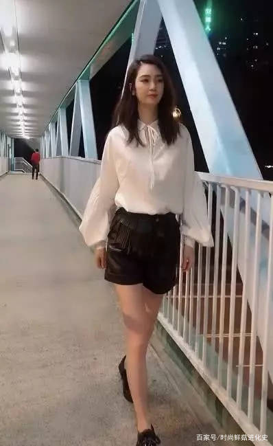 黑色|48岁洪欣深夜博眼球？穿短裤光腿跳舞，街上空无一人却疯狂秀身材