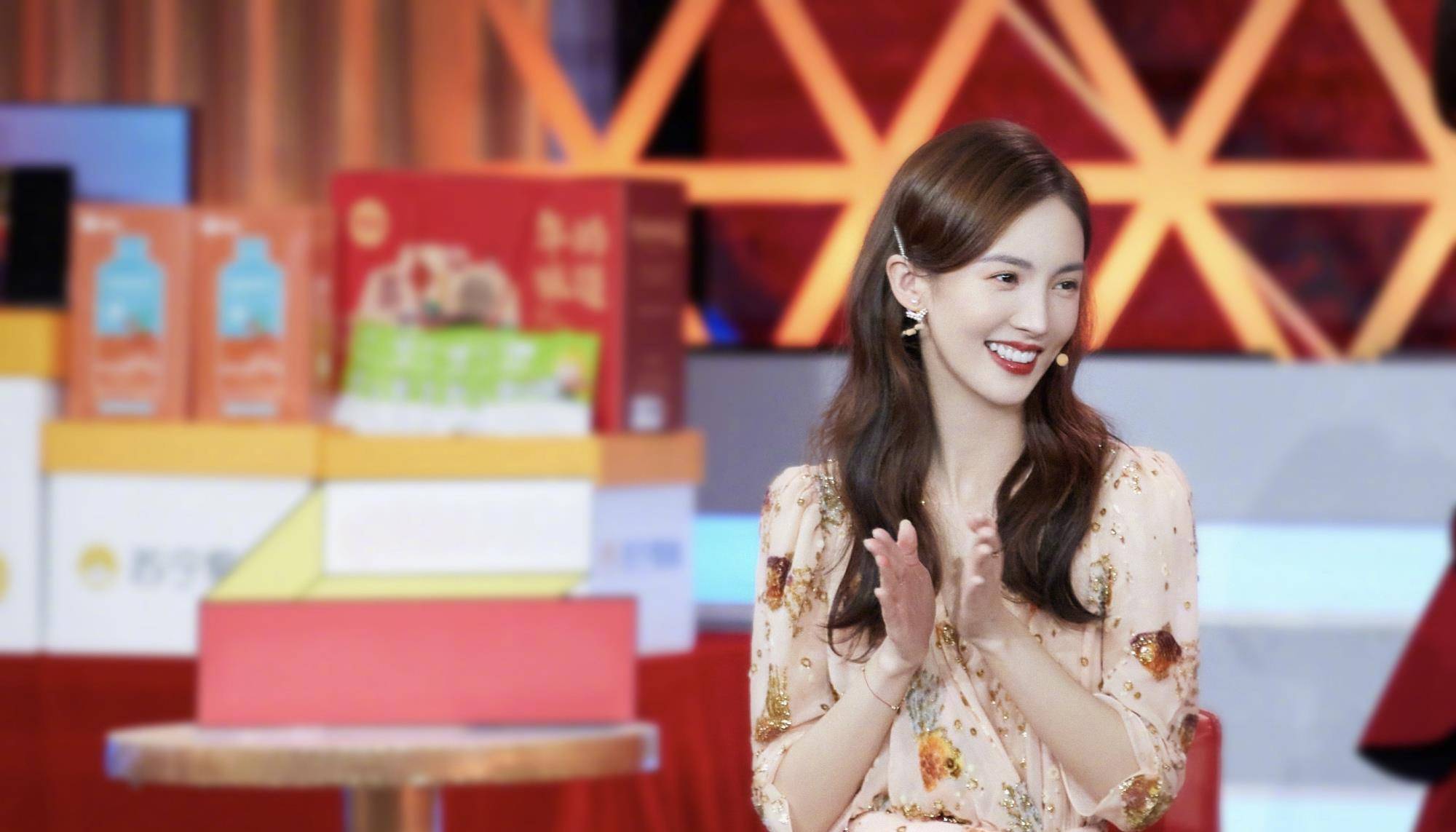 设计|金晨这次很不一般,明明长了一张妩媚脸,却能穿出“初恋感”