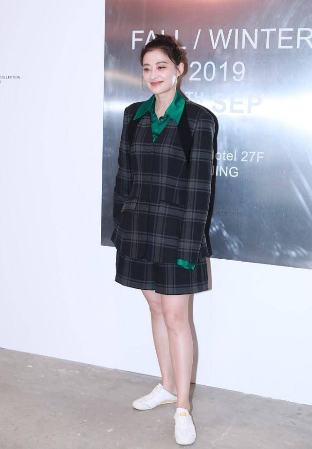黑色|自然老去的女人也挺漂亮，梅婷虽然笑起来有皱纹，但状态很自然
