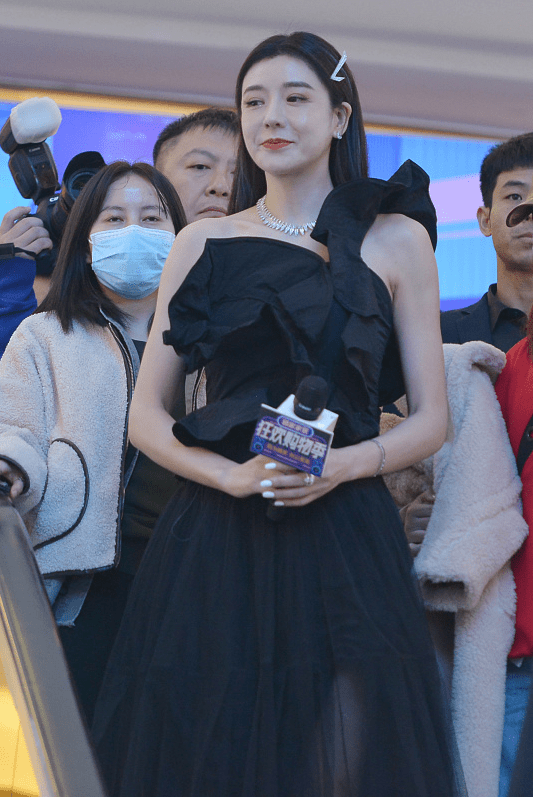 视觉|周韦彤这裙子有点独特,看着挺 像"蚊帐",但与马丁靴还挺配的